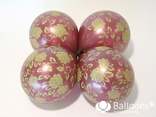  Надуваем несколько круглых воздушных шаров, создаём элемент оформления воздушными шарами - кластер из четырёх воздушных шариков.