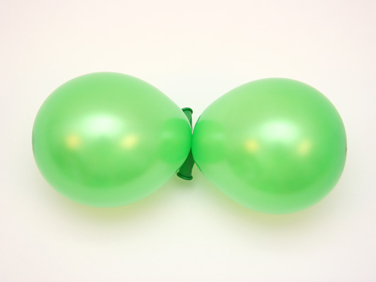  Двойка из зеленых воздушных шариков 