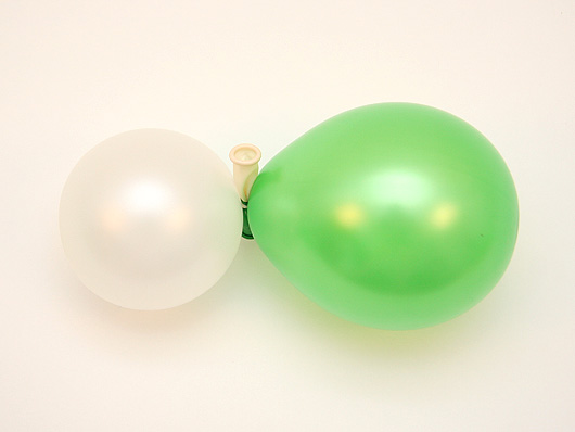  Воздушные шары латексные, связываем шары вместе.