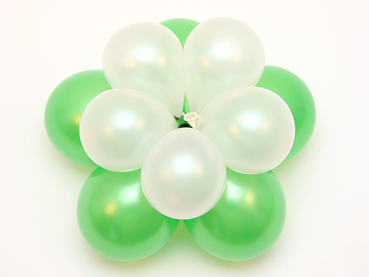  Основание из десяти воздушных шаров зеленого и белого цвета 