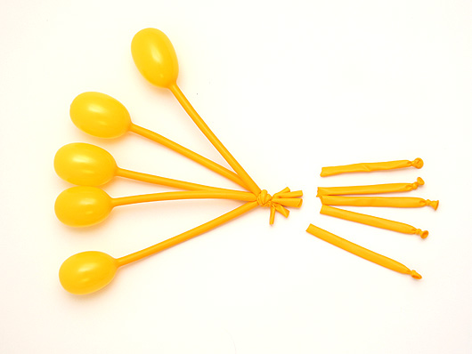  Жёлтые воздушные шары для моделирования, подготовка к работе с композицией 