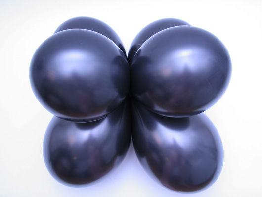 Четвёрка из чёрных надувных воздушных шариков