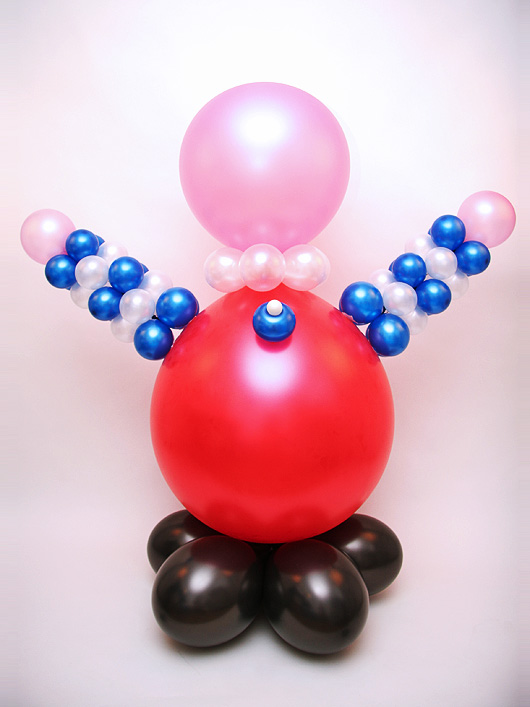  Крепим воздушные шары к телу клоуна из воздушных шаров 