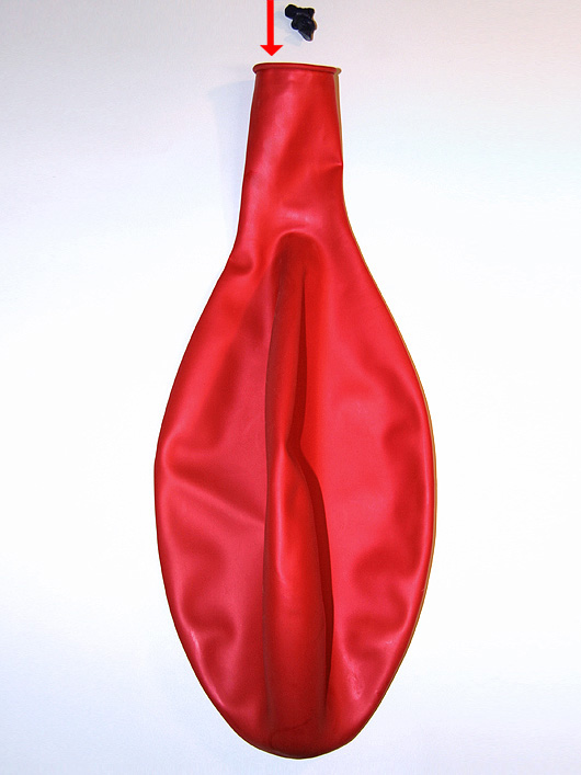 Кладем узелок в красный воздушный шар из латекса В35