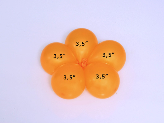  Пятёрка из круглых оранжевых воздушных шаров
