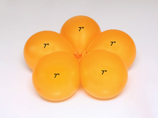  Соединяем пять воздушных шаров вместе. Фигура из воздушных шаров