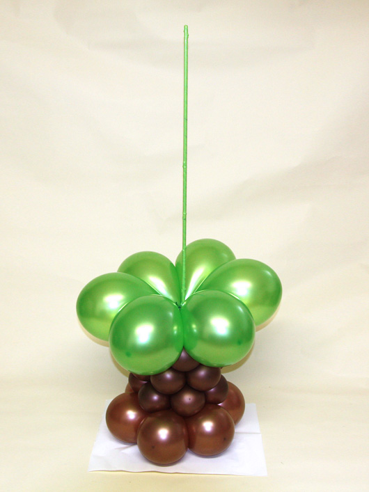  Надуваем кластер из зелёных воздушных шариков и начинаем делать нижние ветки новогодней елки из воздушных шариков 