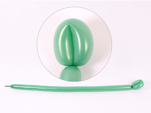  Делаем стебель для цветка из воздушных шаров. Делаем петлю на зелёном шарике для моделирования.