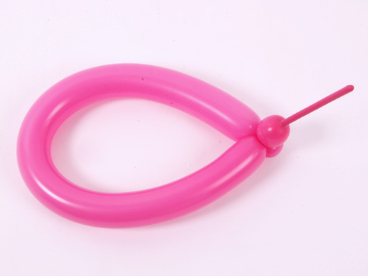  Делаем круг из розового шара для моделирования, создаём бантик для букета из воздушных шаров.