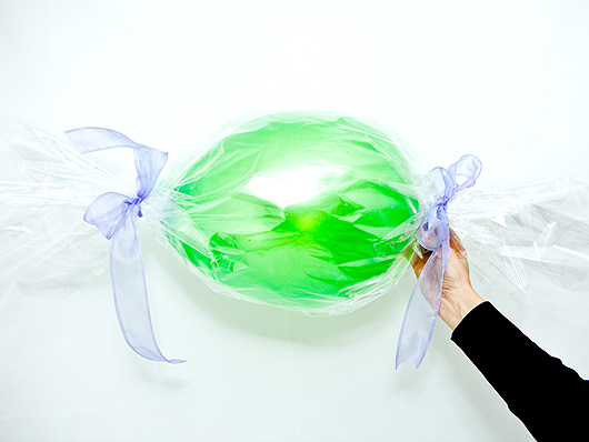  Заворачиваем большой шар в целлофан и получаем фигуру из воздушных шаров - конфету.