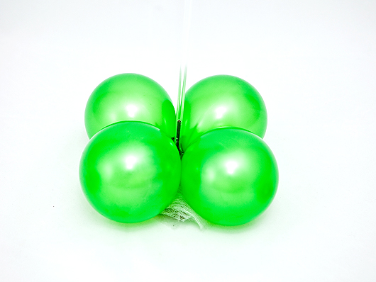  Маленькая стойка для оформления воздушными шарами с кластером из четырёх воздушных шаров 