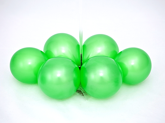  Помещаем полученную фигуру из шаров в основание стойки для оформлений воздушными шарами. Получаем основание декорации из воздушных шаров 