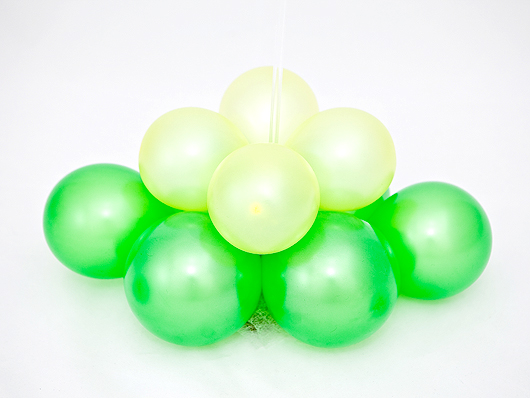  Закрепляем блок из жёлтых воздушных шариков на фигуре из зелёных воздушных шаров 