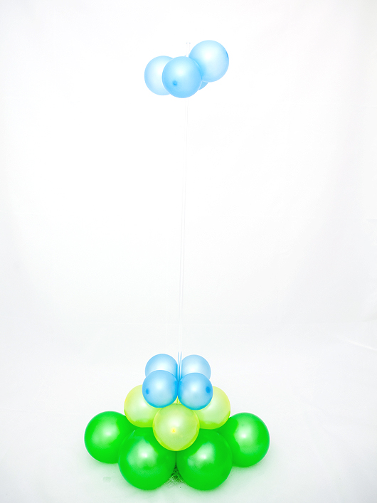  Надуваем четыре голубых надувных шарика и фиксируем на стойке для оформлений 