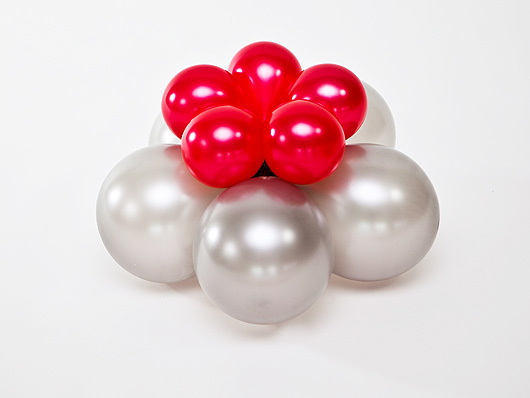  Соединяем два кластера из воздушных шаров. Создаём основу для композиции из воздушных шариков.